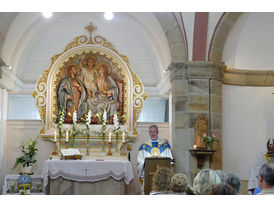 Feier des Mährisch-Neustädter Wachsstockfestes an der Weingartenkapelle (© Karl-Franz Thiede)